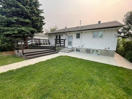 4-Bed Family Home Steps Away From Avonmore LRT Station - Photo 5