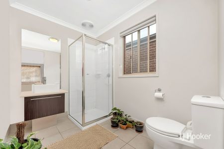 Perfect Family Home in Tarneit's Huntingfield Estate! - Photo 2