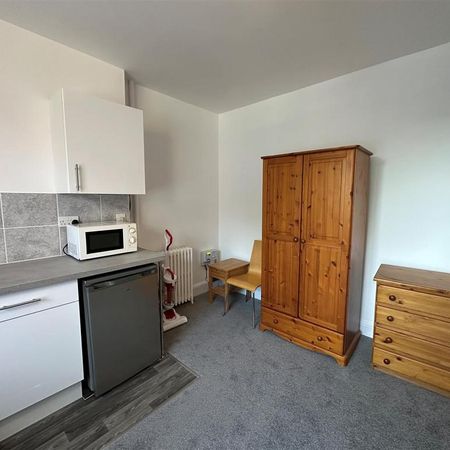 1 bedroom in a house share to rent - Photo 3