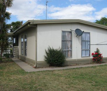 COMFORTABLE FAMILY HOME - Photo 4