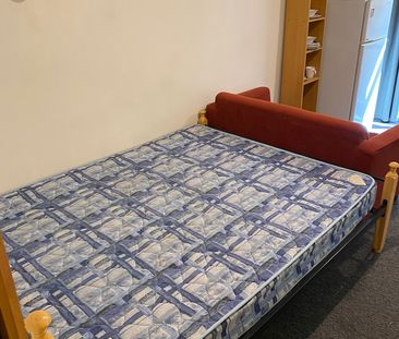 Boarding House Room on Queen Street - Photo 4