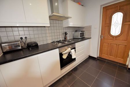 3 bedroom House in Eden Mount, Leeds - Photo 2