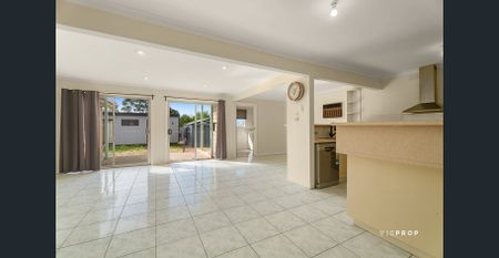 Spacious 5-Bedroom Family Home - Photo 3