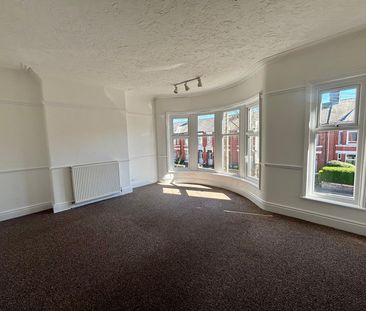 A three bedroom Mid Terraced House - Photo 3