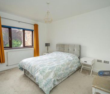 5 bedroom detached house to rent - Photo 2