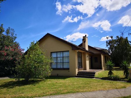 4/5 Bed Bayside Living in Mordialloc - Only 10 mins from the Beach - Photo 3