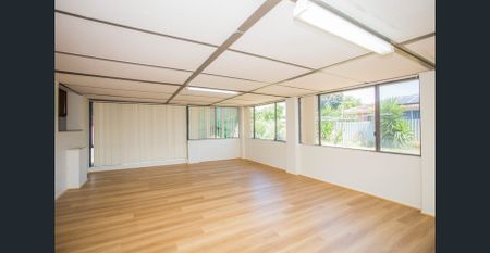 Move-In Ready Family Home! - Photo 3