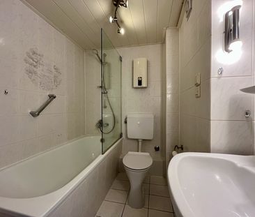 Helle Altbau-2-Zimmerwohnung mit Küche, Bad und großzügiger Deckenh... - Photo 6