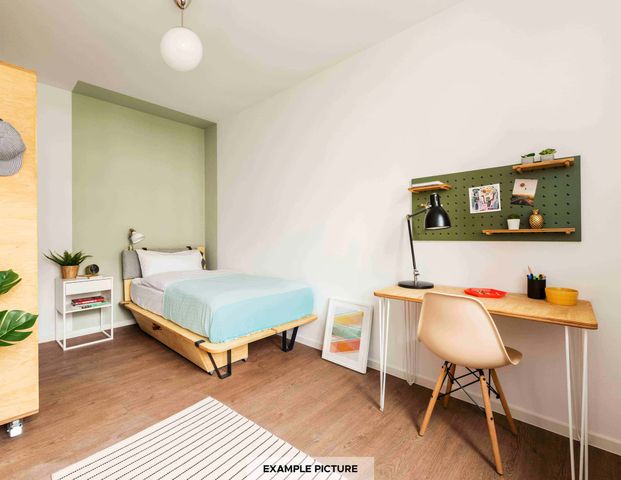 Room in Bernhard-Weiß-Straße, Berlin for 49 m² with 3 bedrooms - Photo 1