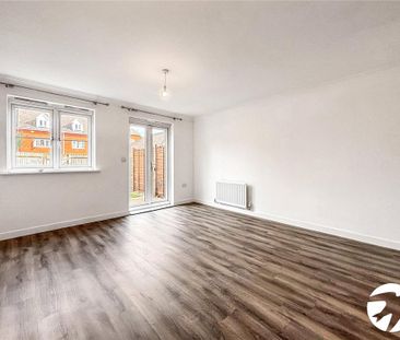 4 bedroom end of terrace house to rent - Photo 1