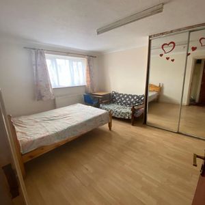 Room in a Shared Flat, Cheltenham Road, BS6 - Photo 2