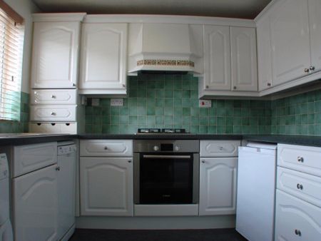 3 bedroom semi-detached house to rent - Photo 4