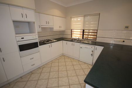 Three Bedroom Duplex in Eastside - Photo 3