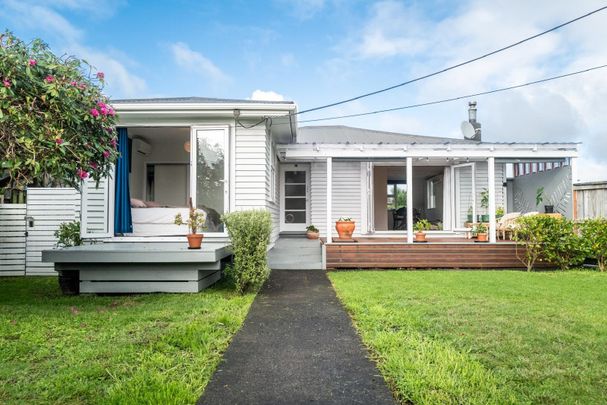 Sunny beautifully renovated 3 bedroom family home - Photo 1