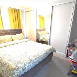 Lovely 2 bedroom flat share located on Blackheath, London, SE3 - Photo 2