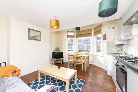 3 bedroom flat to rent - Photo 4