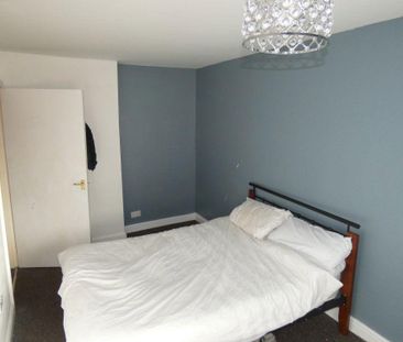 3 bedroom flat to rent - Photo 4