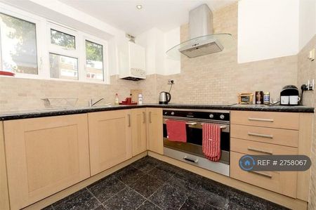 1 bedroom in a flat share to rent - Photo 5