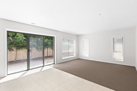 Modern Low Maintenance Family Home Only Minutes From Lucas Shopping Centre. - Photo 5