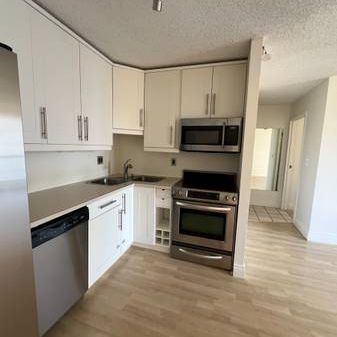 $2,500 / 1br - 600ft2 - Lower Lonsdale Concrete Building 9th Floor - Photo 4