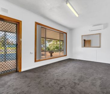 Three bedroom home with large shed - Photo 4
