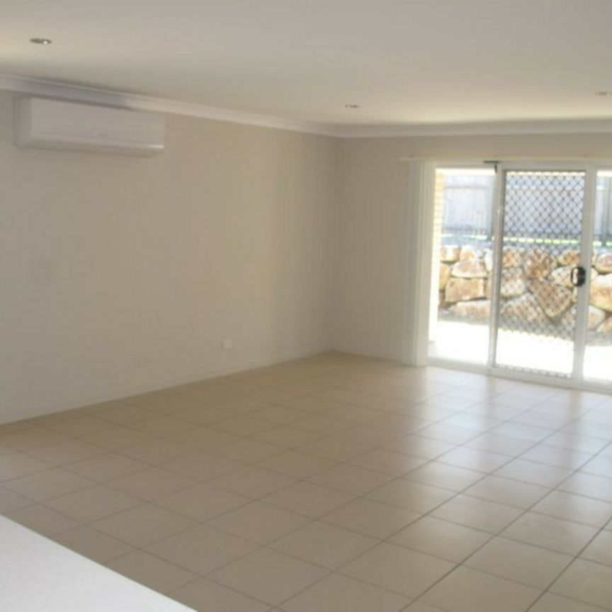 4 BEDROOM FAMILY HOME LOCATED IN QUIET STREET! - Photo 1