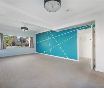 3 Bedroom Brick & Tile Home in Central Papatoetoe - Photo 1