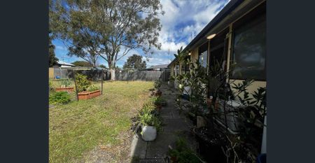 COMFORTABLE THREE BEDROOM HOME - Photo 4