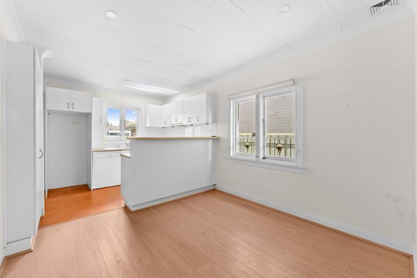 Character filled family home offering an abundance of natural light and open spaces - Photo 1