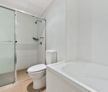 Spacious two bedroom apartment with floorboards - Photo 1