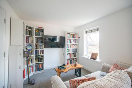 4 bedroom semi-detached house to rent - Photo 2