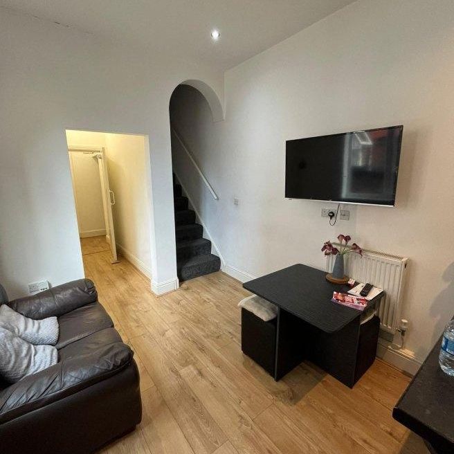 6 bedroom flat to rent - Photo 1