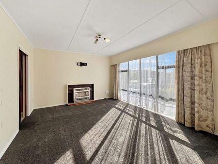 Pet Friendly - 4Bedroom Family Home in Wainuiomata - Photo 2