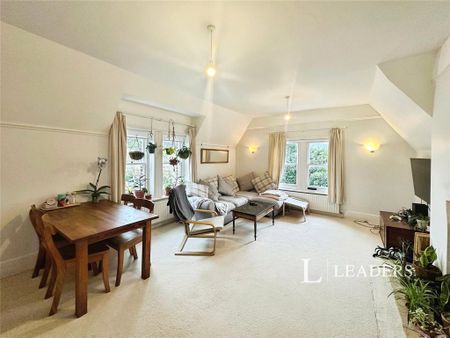 3 bedroom flat to rent - Photo 2