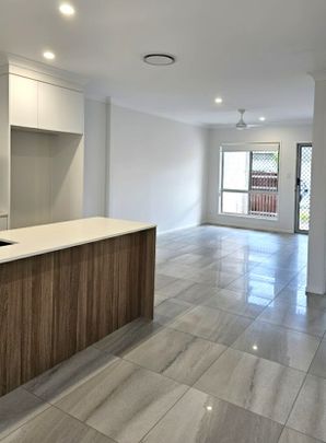 3 BEDROOM 2 BATHROOM TOWNHOUSE - FULLY DUCTED AIR CON - Photo 1