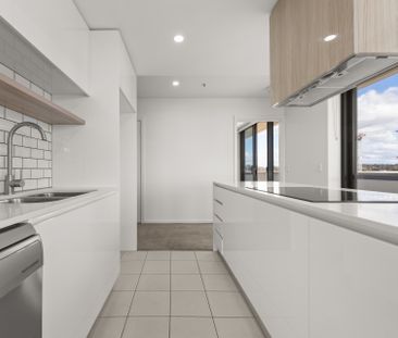 SPACIOUS TWO-BEDROOM APARTMENT WITH STUNNING VIEWS - Photo 1