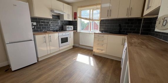 3 bedroom flat to rent - Photo 2