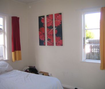 Charming sunny 2 bedroom house - Photo 5