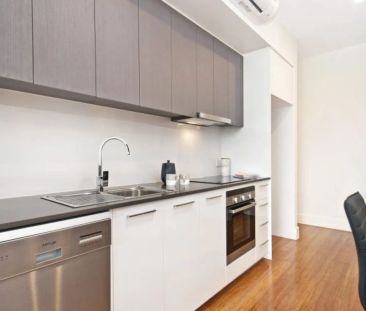 MODERN TWO BEDROOM APARTMENT IN FANTASTIC LOCATION! - Photo 4