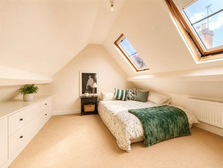 A delightful three bedroom, two bathroom penthouse apartment, offered unfurnished and featuring a private roof terrace with Cathedral views. Quietly tucked away yet moments from the city centre’s shops, restaurants and amenities, and within easy walking distance of the train - Photo 4