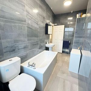 3 bedroom block of apartments to rent - Photo 2