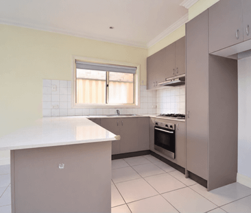 Comfortable Family Living in a Convenient Bundoora Location - Photo 4