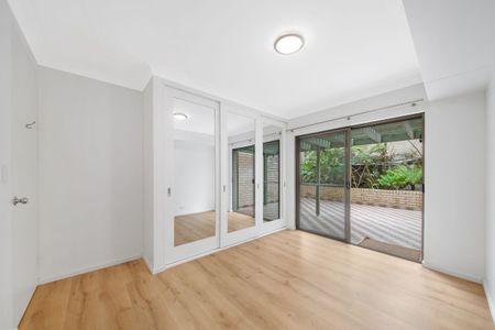 House like Renovated Two Bedroom Oasis - Photo 3