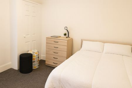 6 Bed Terraced House, Earls Road, SO14 - Photo 2