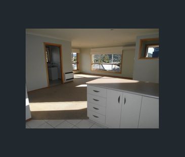 1A Clunie Close, Lindisfarne, Tas 7015 - Photo 2