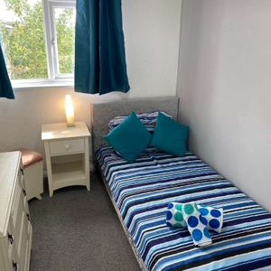 A Stylish House Share for Professionals - Photo 2
