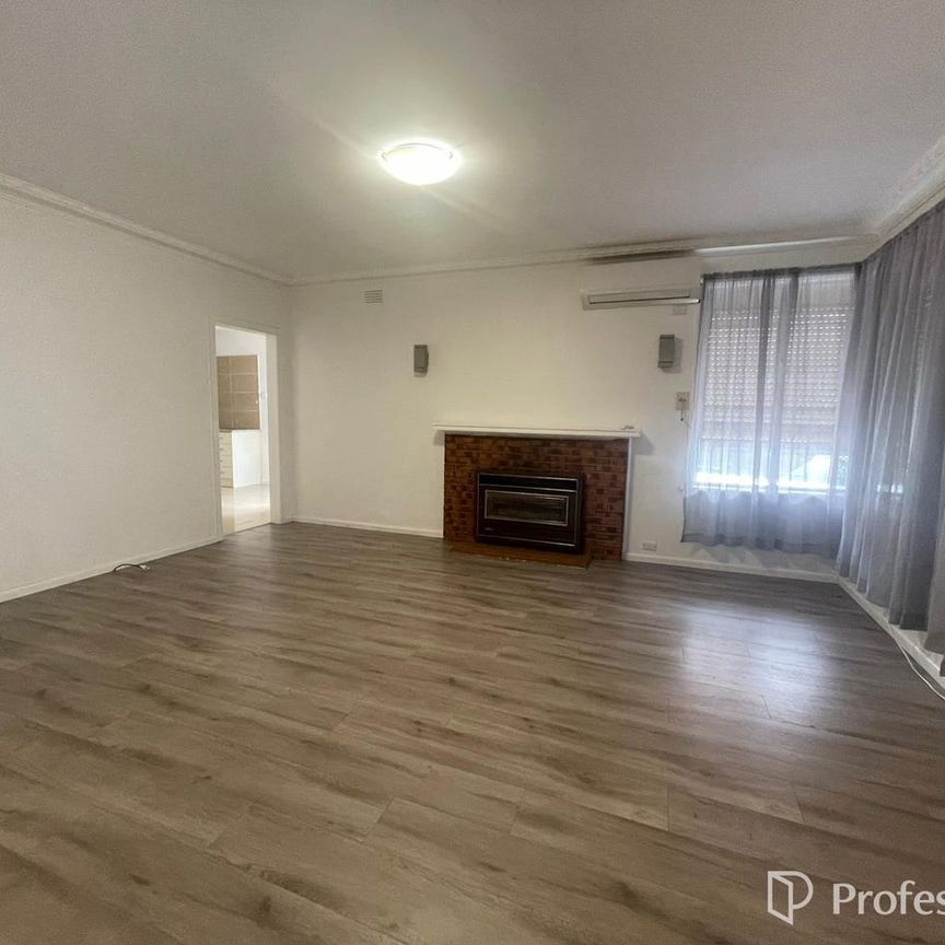 Prime Main Road Location - Spacious Family Home Close to Schools & Station - Photo 1