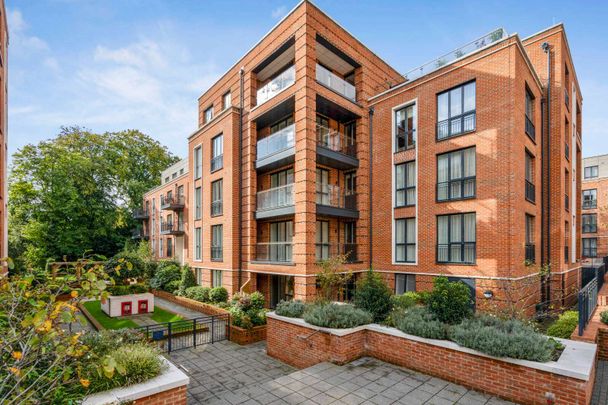 A beautifully presented on one bedroom apartment with secure parking and terrace. - Photo 1