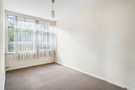 Conveniently Located Ground Floor Apartment With Brand-new Carpet - Photo 3