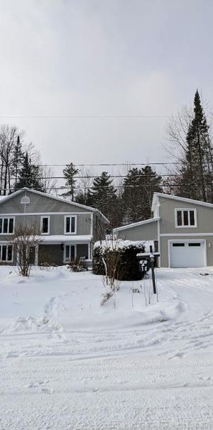 Maison à louer Estrie : Orford (Montagnac) 4 chambres; 2 SB; salle familiale ;piscine creusée chauffée; SPA. Entièrement meublée. Dispo 1er Juin 2026. - Photo 1